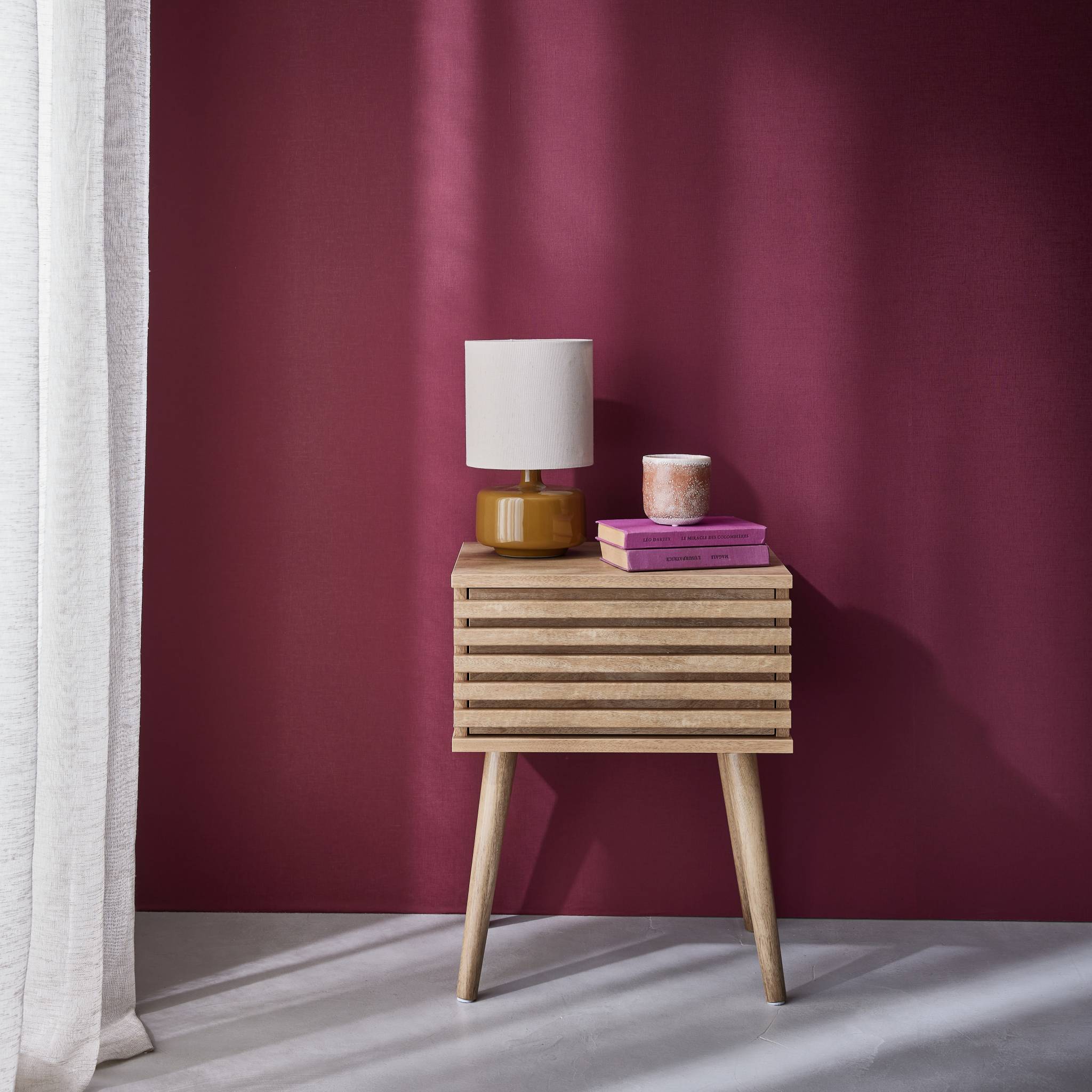 Comodino scandinavo con decori in legno scanalato, marrone naturale