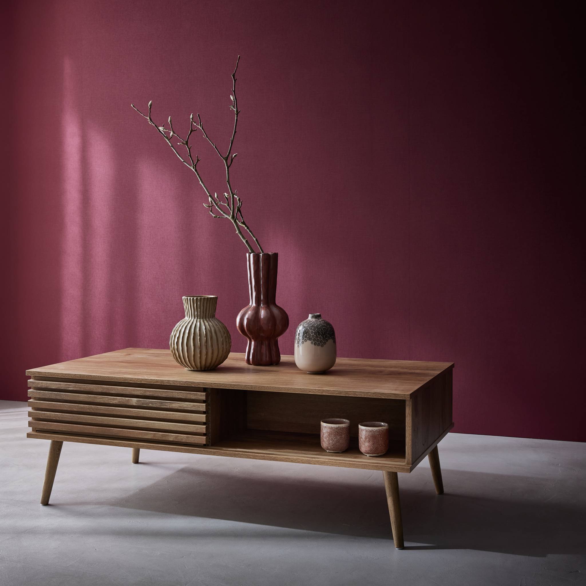 Tavolino scandinavo con ante scorrevoli, decoro in legno scanalato,