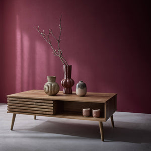 Tavolino scandinavo con ante scorrevoli, decoro in legno scanalato,