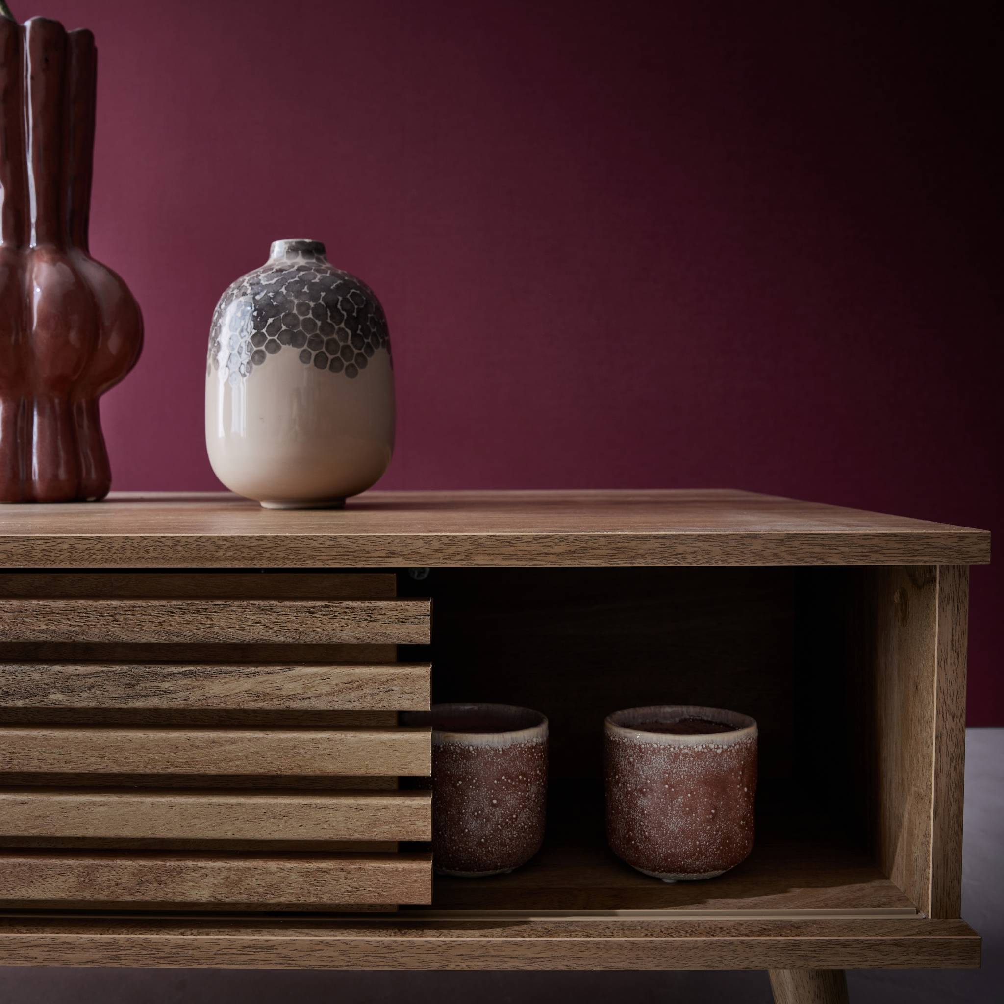 Tavolino scandinavo con ante scorrevoli, decoro in legno scanalato,