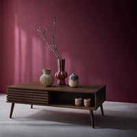 Tavolino scandinavo con ante scorrevoli, decoro in legno scanalato,