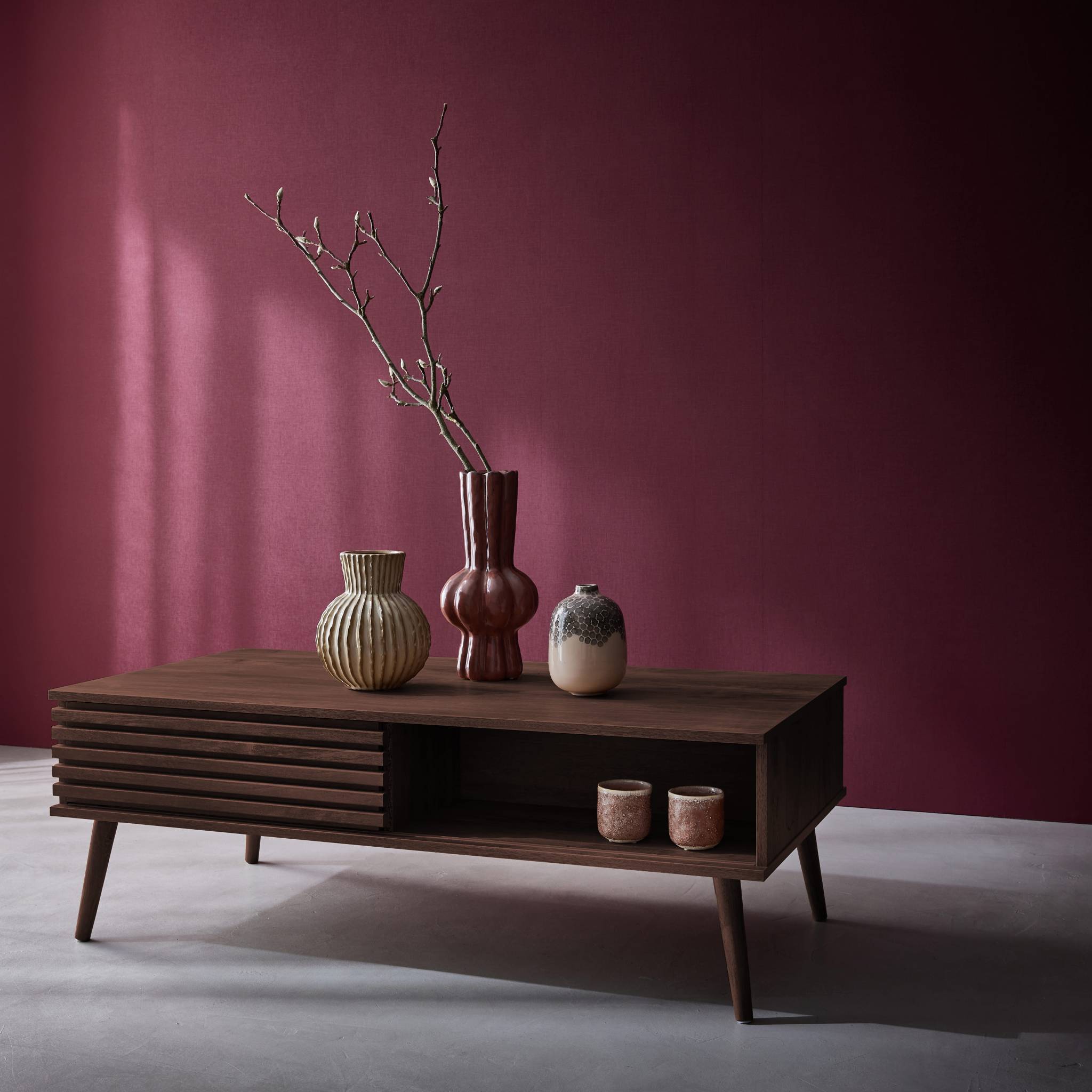 Tavolino scandinavo con ante scorrevoli, decoro in legno scanalato,