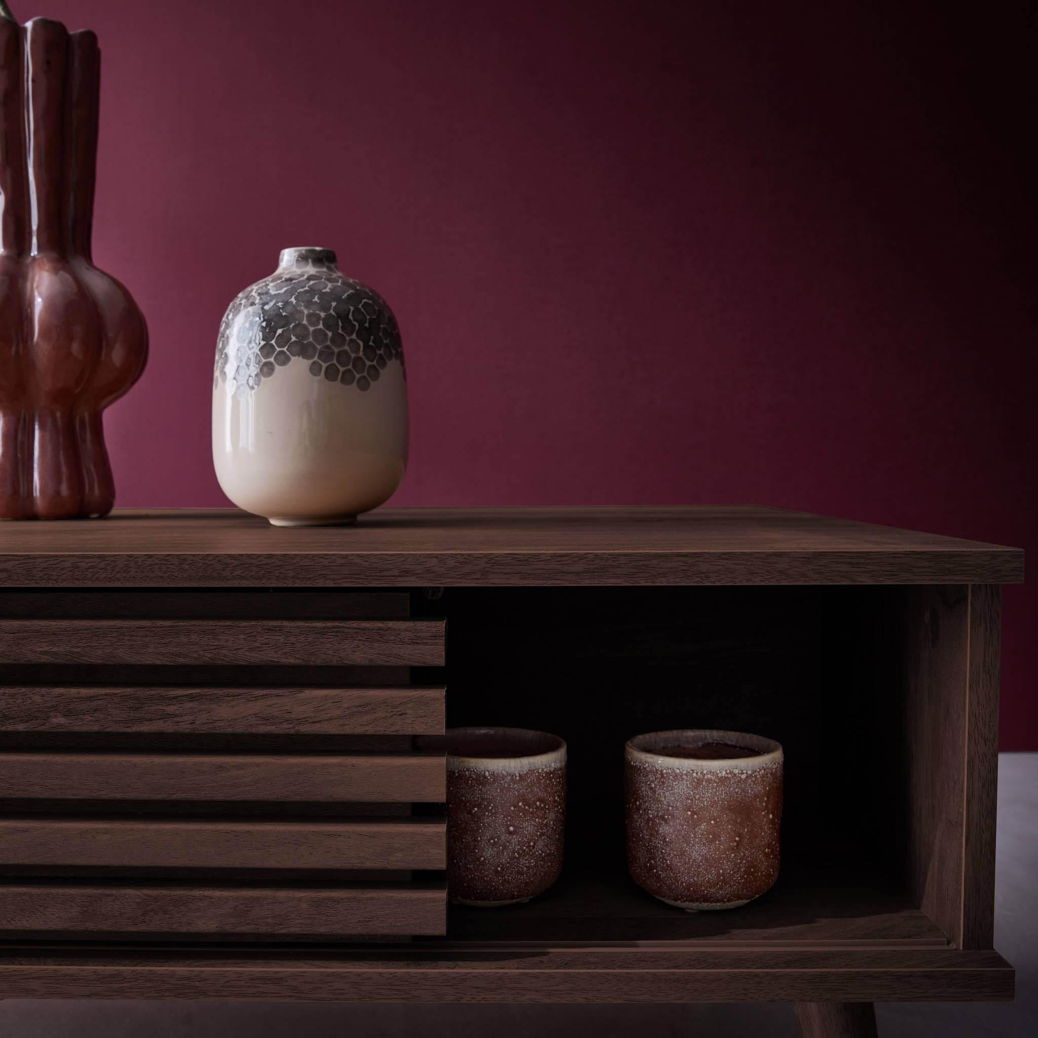 Tavolino scandinavo con ante scorrevoli, decoro in legno scanalato,