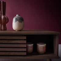 Tavolino scandinavo con ante scorrevoli, decoro in legno scanalato,