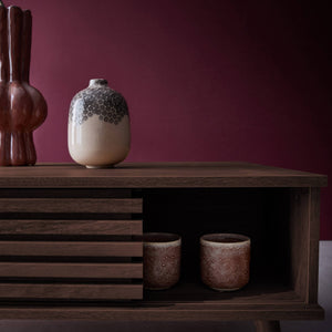 Tavolino scandinavo con ante scorrevoli, decoro in legno scanalato,