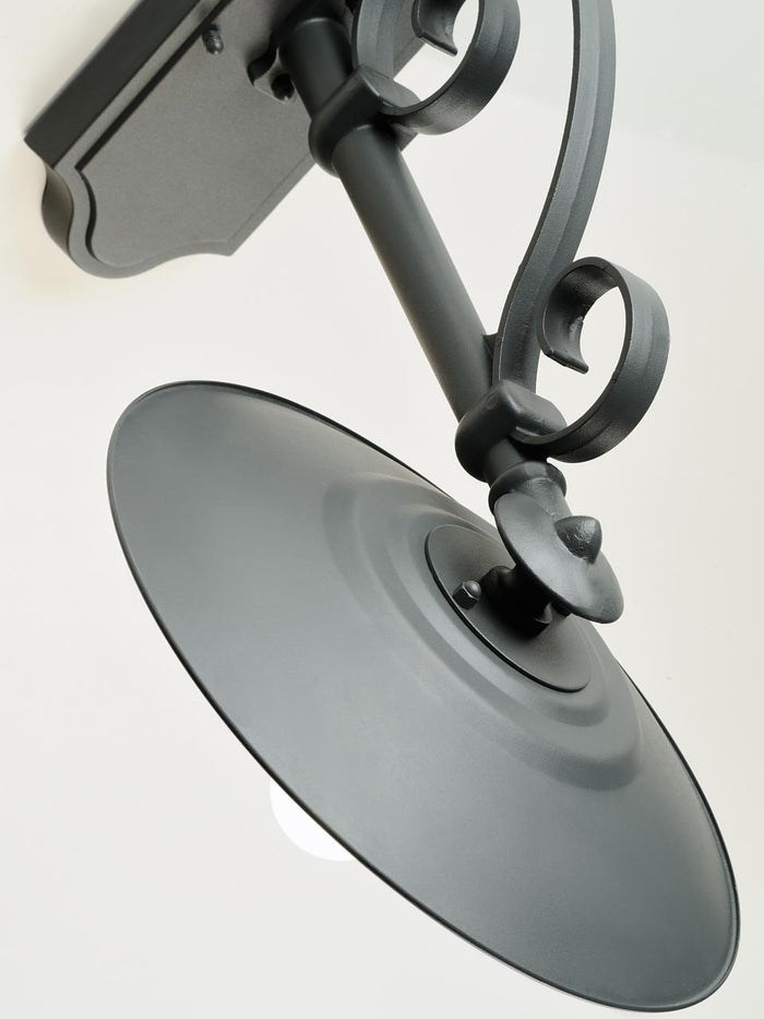 Struttura in alluminio pressofuso verniciato bianco, adatta per lampade a risparmio energetico grafite