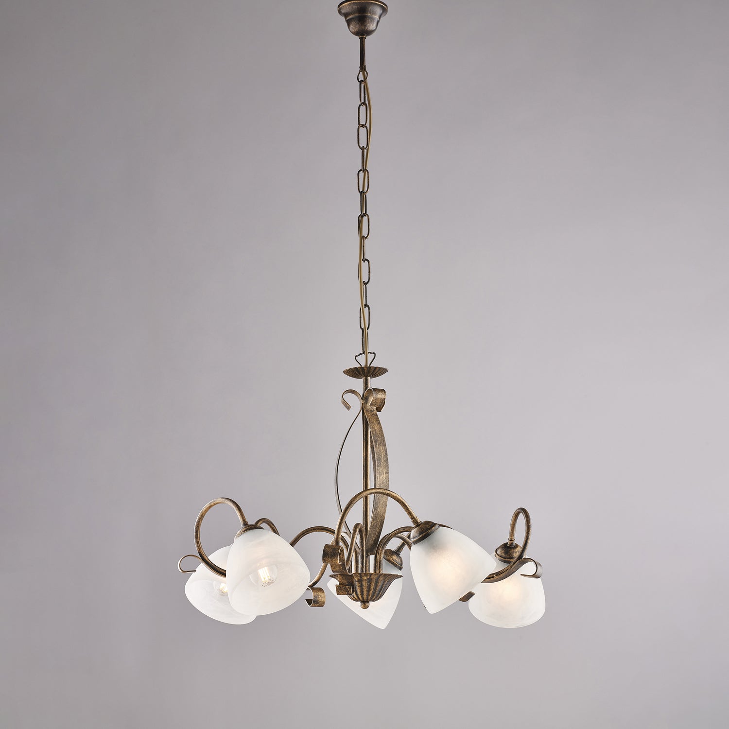 Lampadario in ferro laccato marrone con decorazione oro antico e diffusori in vetro diametro 13 alabastro bianchi 5 luci H.45 - MAX 105 - Ø64