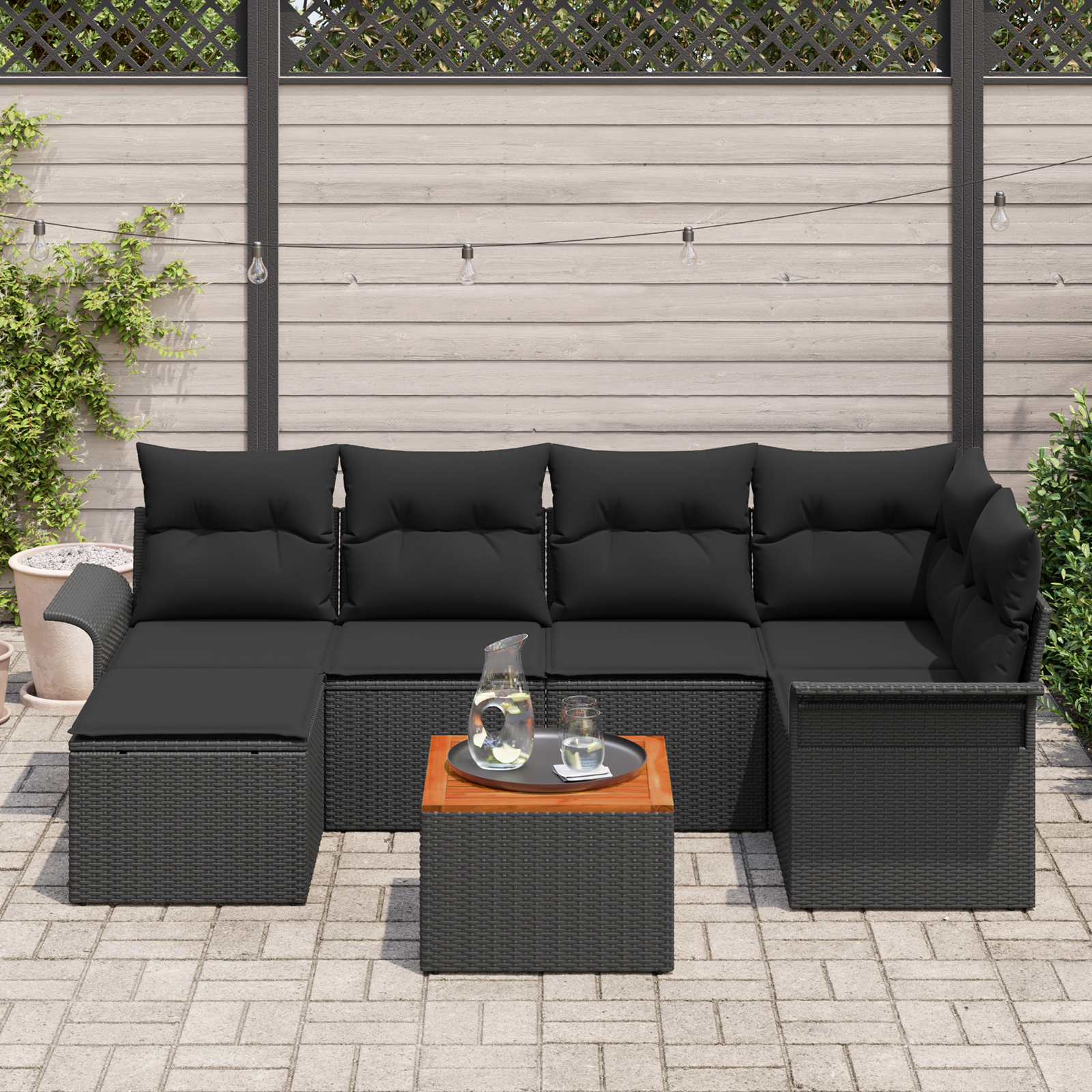 Set di Divani da Giardino 7 Pezzi con Cuscini Neri in Polyrattan e Acacia