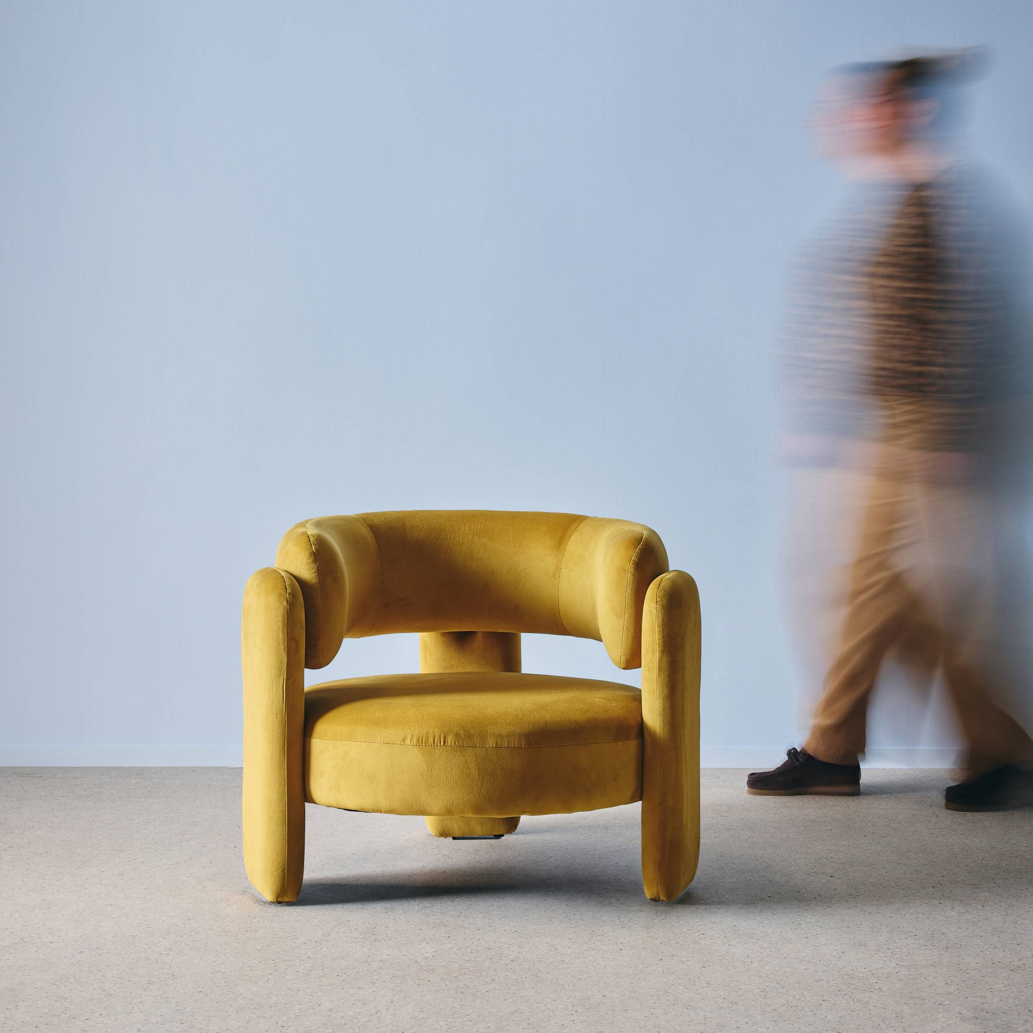 Poltrona tripode in velluto, mostarda