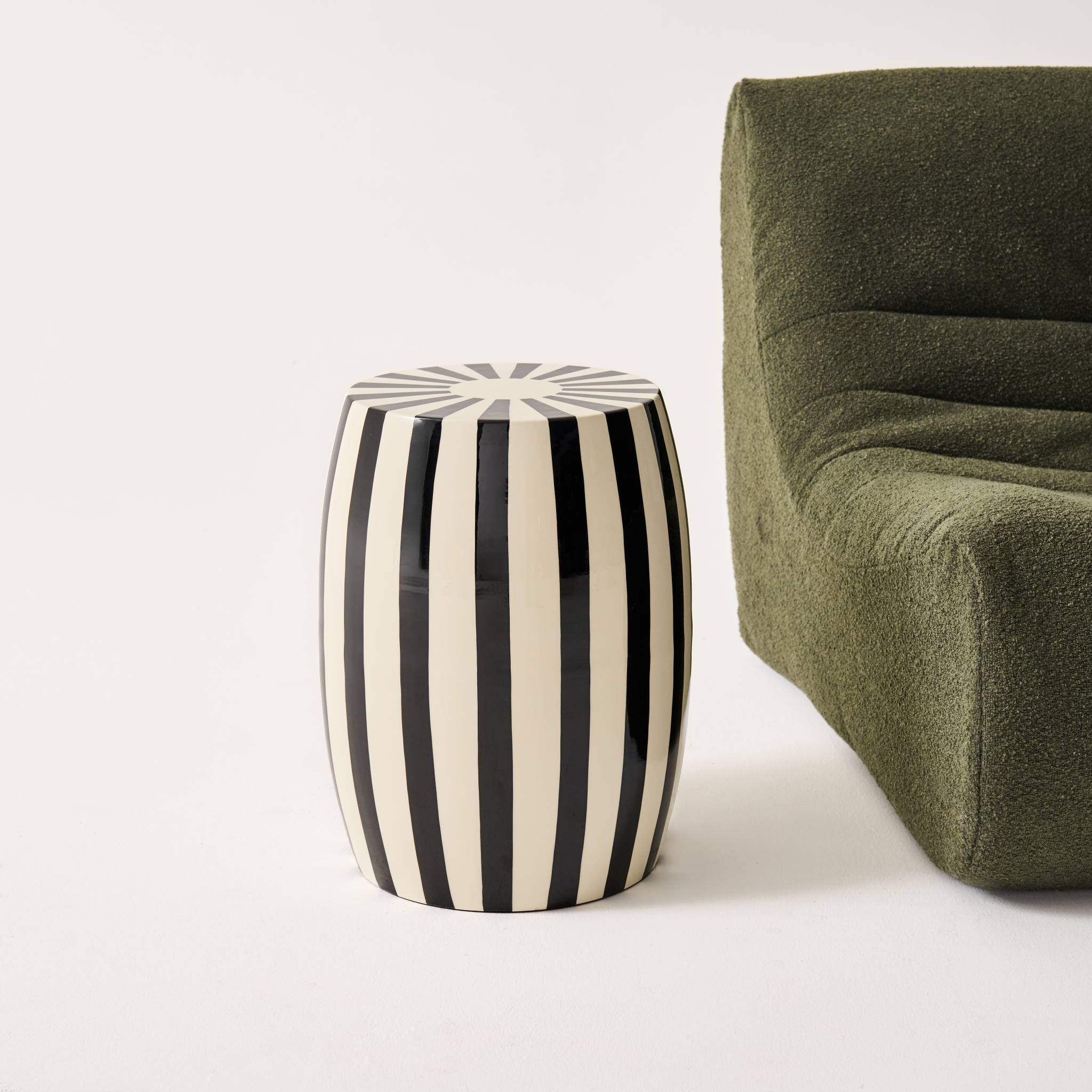 Tavolino da salotto in acciaio smaltato, righe bicolore, 46cm, nero