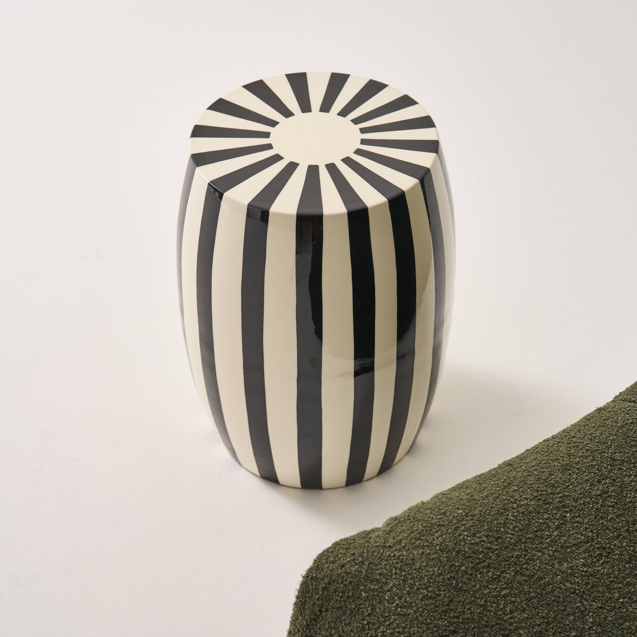 Tavolino da salotto in acciaio smaltato, righe bicolore, 46cm, nero