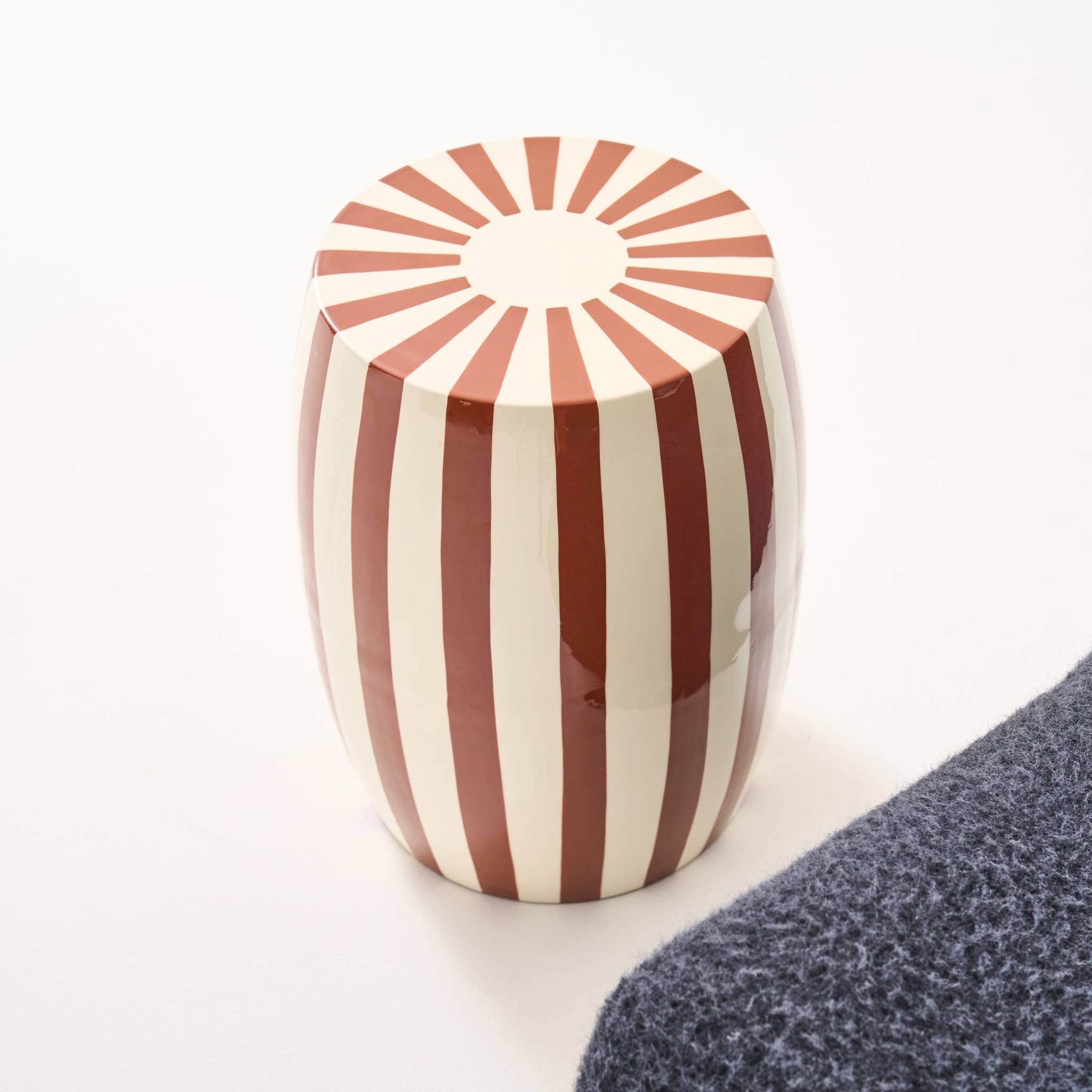 Tavolino da salotto in acciaio smaltato, righe bicolore, 46cm, marrone