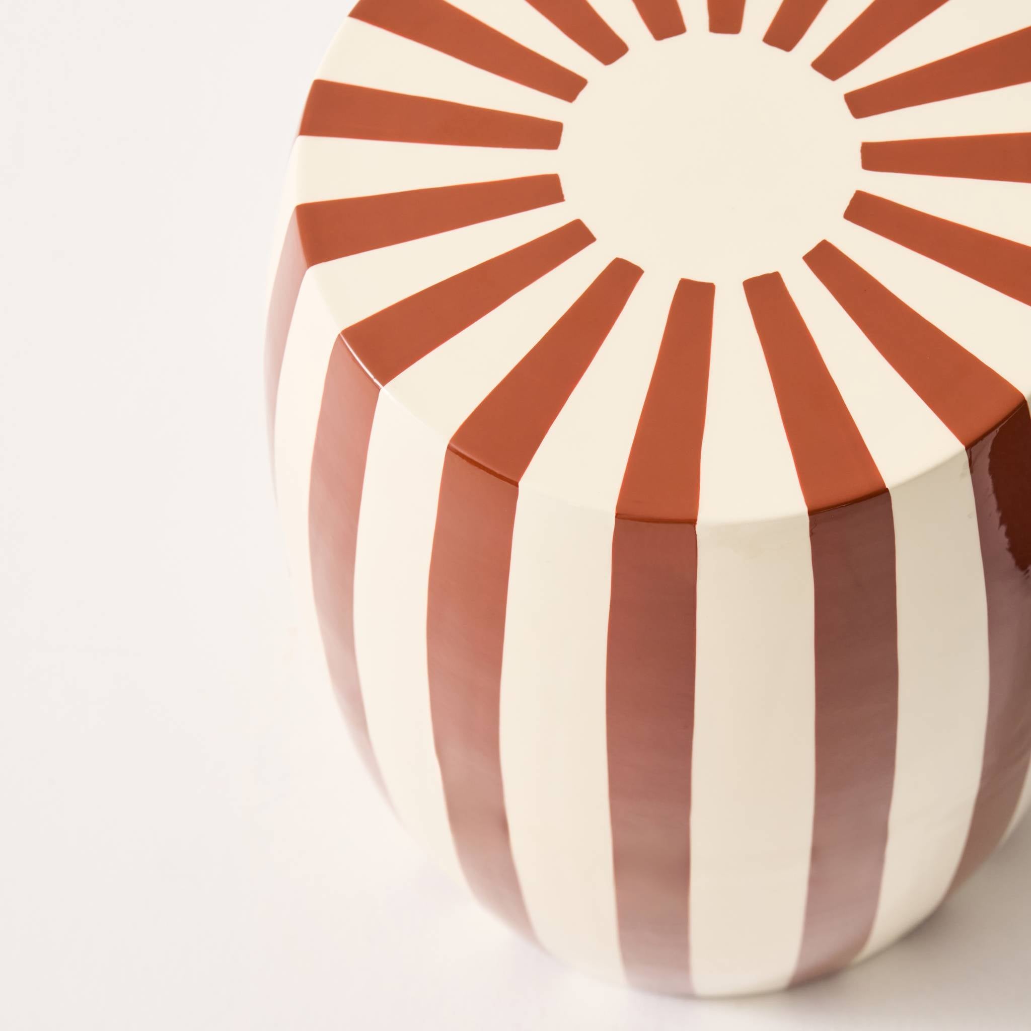 Tavolino da salotto in acciaio smaltato, righe bicolore, 46cm, marrone