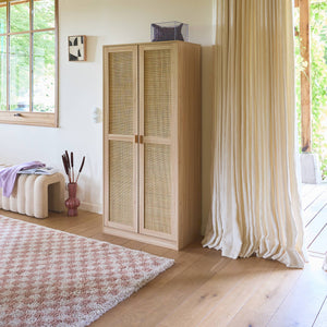 Armadio a 2 ante in canna e legno con appendiabiti e contenitori