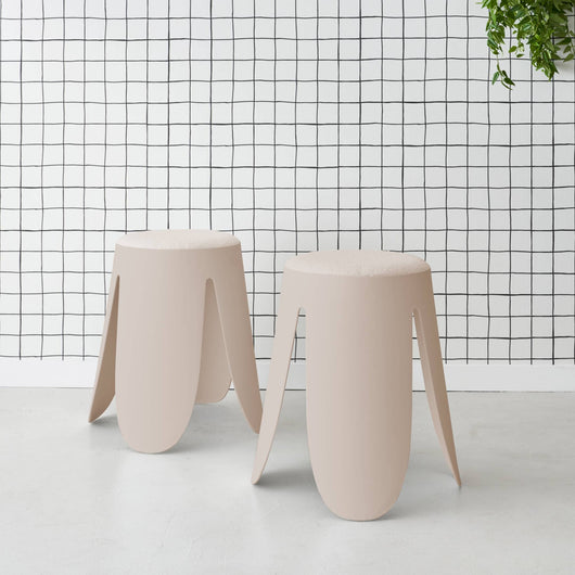 Set di 2 sgabelli impilabili in materiale bouclé, beige