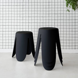 Set di 4 sgabelli impilabili in materiale bouclé, nero