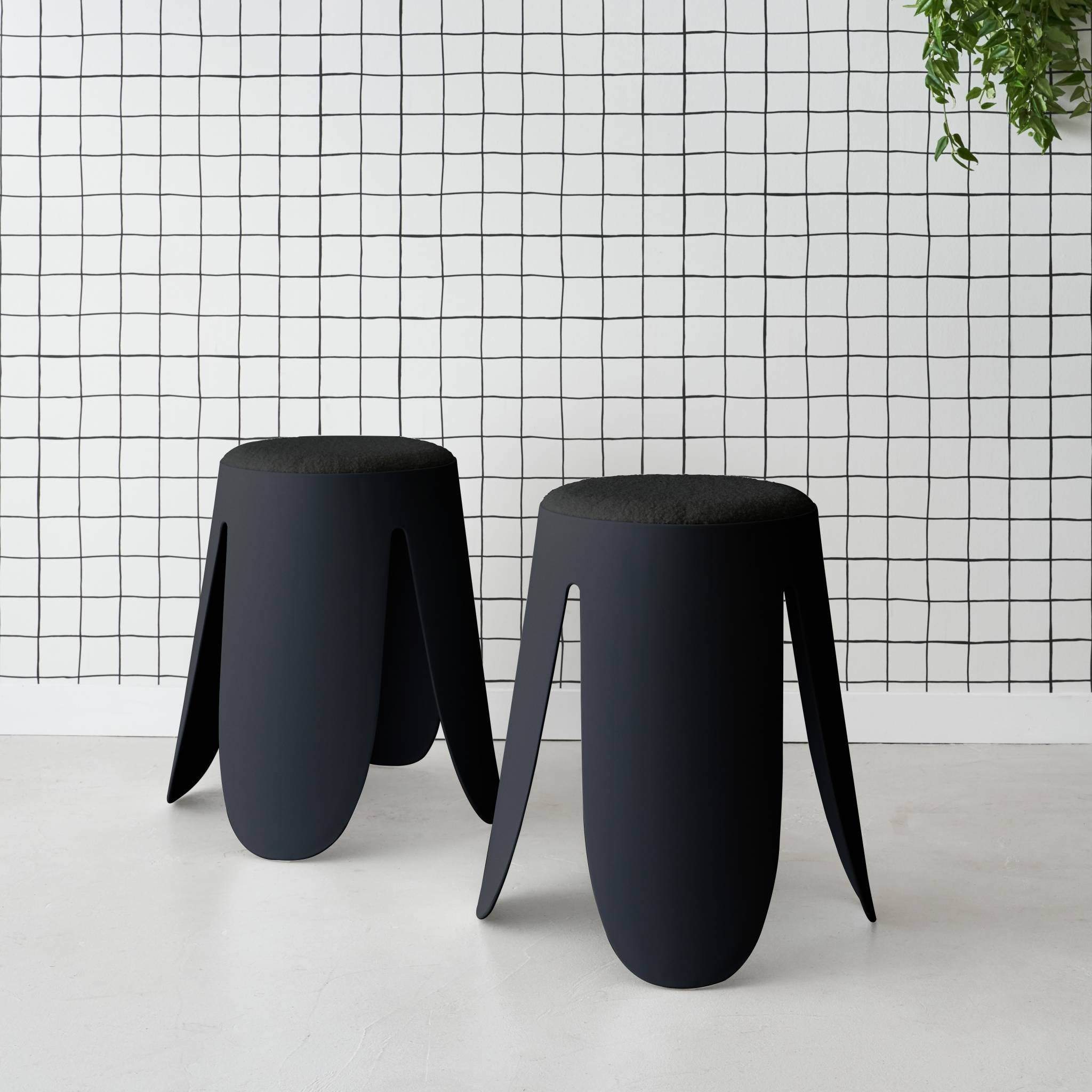 Set di 2 sgabelli impilabili in materiale bouclé, nero