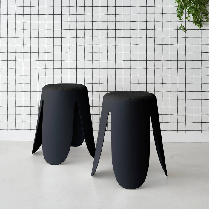 Set di 2 sgabelli impilabili in materiale bouclé, nero