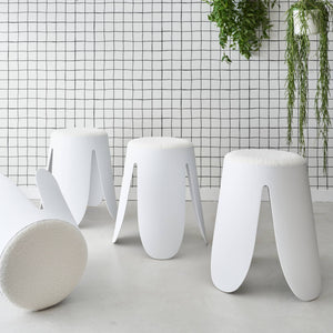 Set di 4 sgabelli impilabili in materiale bouclé, bianco