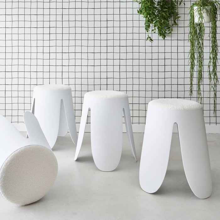 Set di 4 sgabelli impilabili in materiale bouclé, bianco