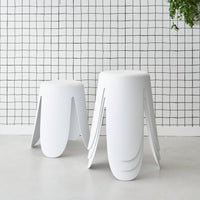 Set di 4 sgabelli impilabili in materiale bouclé, bianco