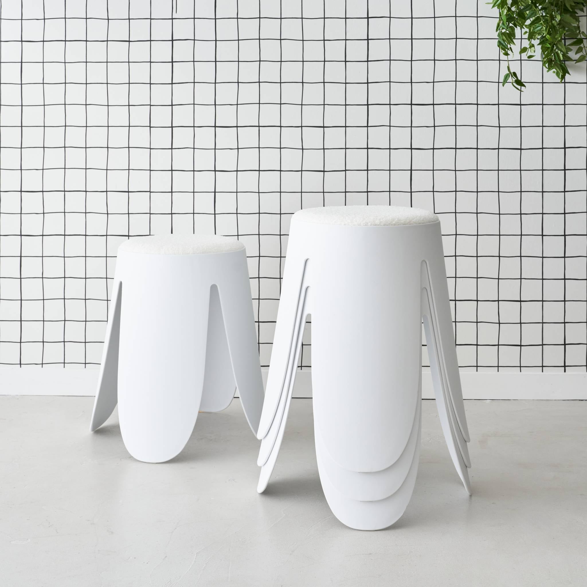 Set di 4 sgabelli impilabili in materiale bouclé, bianco