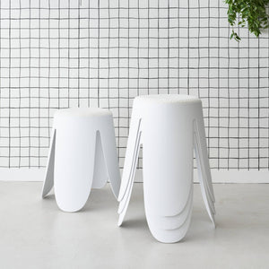 Set di 4 sgabelli impilabili in materiale bouclé, bianco