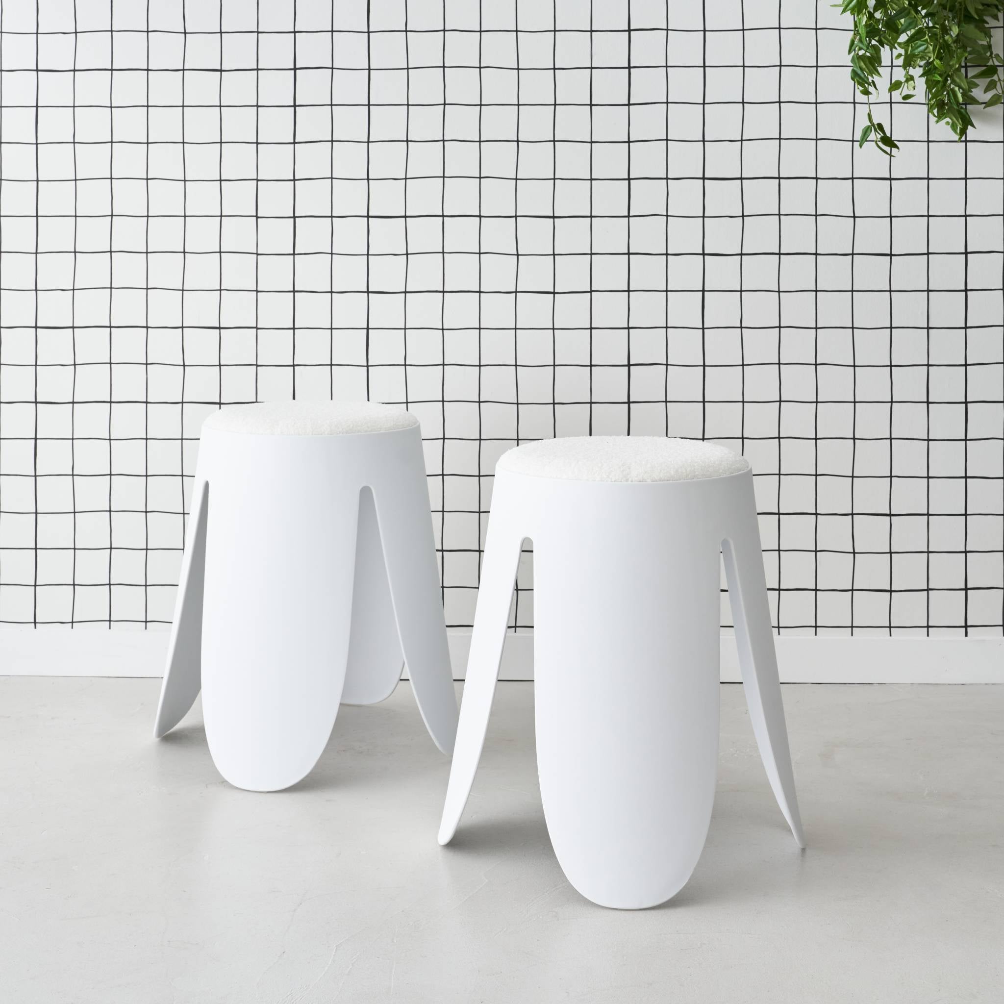 Set di 2 sgabelli impilabili in materiale bouclé, bianco