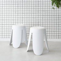 Set di 2 sgabelli impilabili in materiale bouclé, bianco