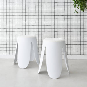 Set di 2 sgabelli impilabili in materiale bouclé, bianco