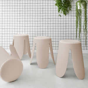 Set di 4 sgabelli impilabili in materiale bouclé, beige