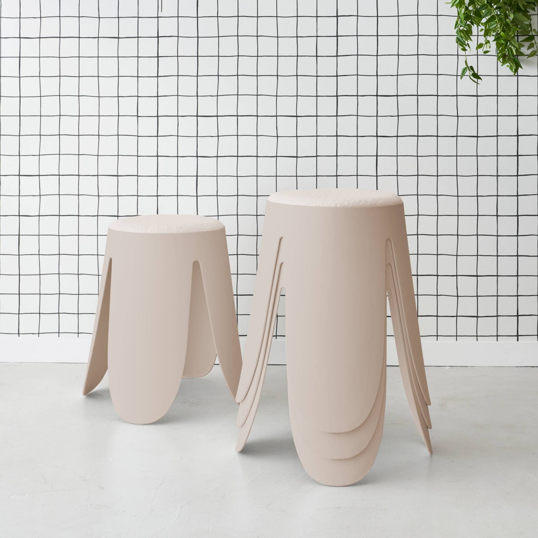 Set di 4 sgabelli impilabili in materiale bouclé, beige