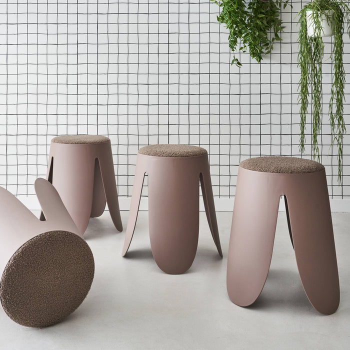 Set di 4 sgabelli impilabili in materiale bouclé, marrone