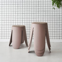 Set di 4 sgabelli impilabili in materiale bouclé, marrone