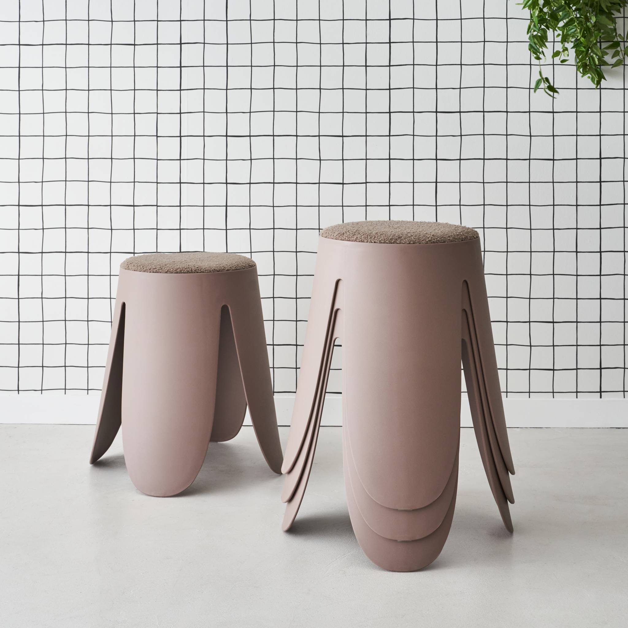 Set di 4 sgabelli impilabili in materiale bouclé, marrone