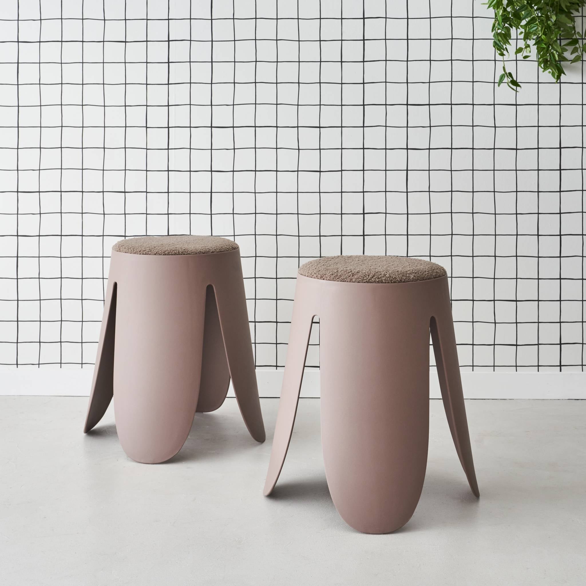 Set di 2 sgabelli impilabili in materiale bouclé, marrone