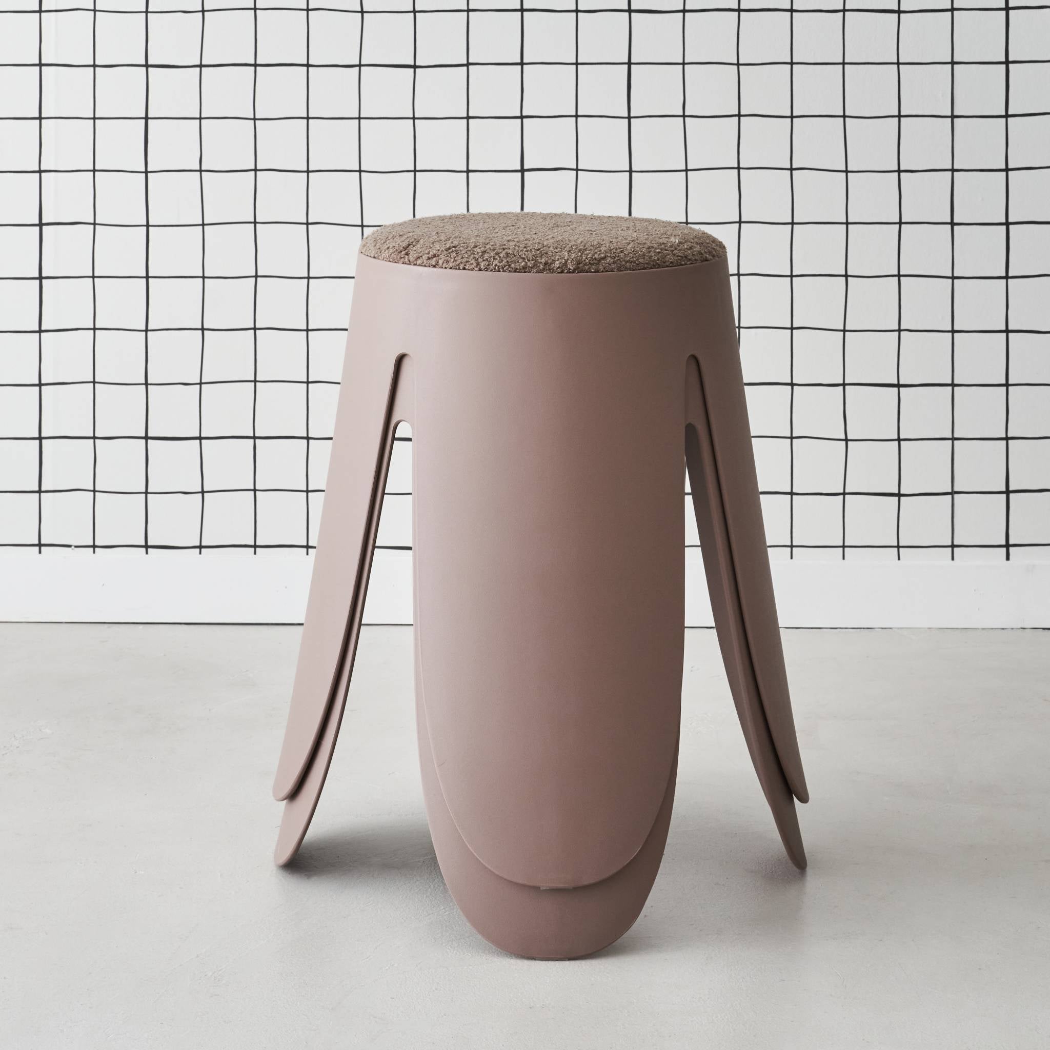 Set di 2 sgabelli impilabili in materiale bouclé, marrone