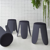 Set di 4 sgabelli impilabili in materiale bouclé, blu navy