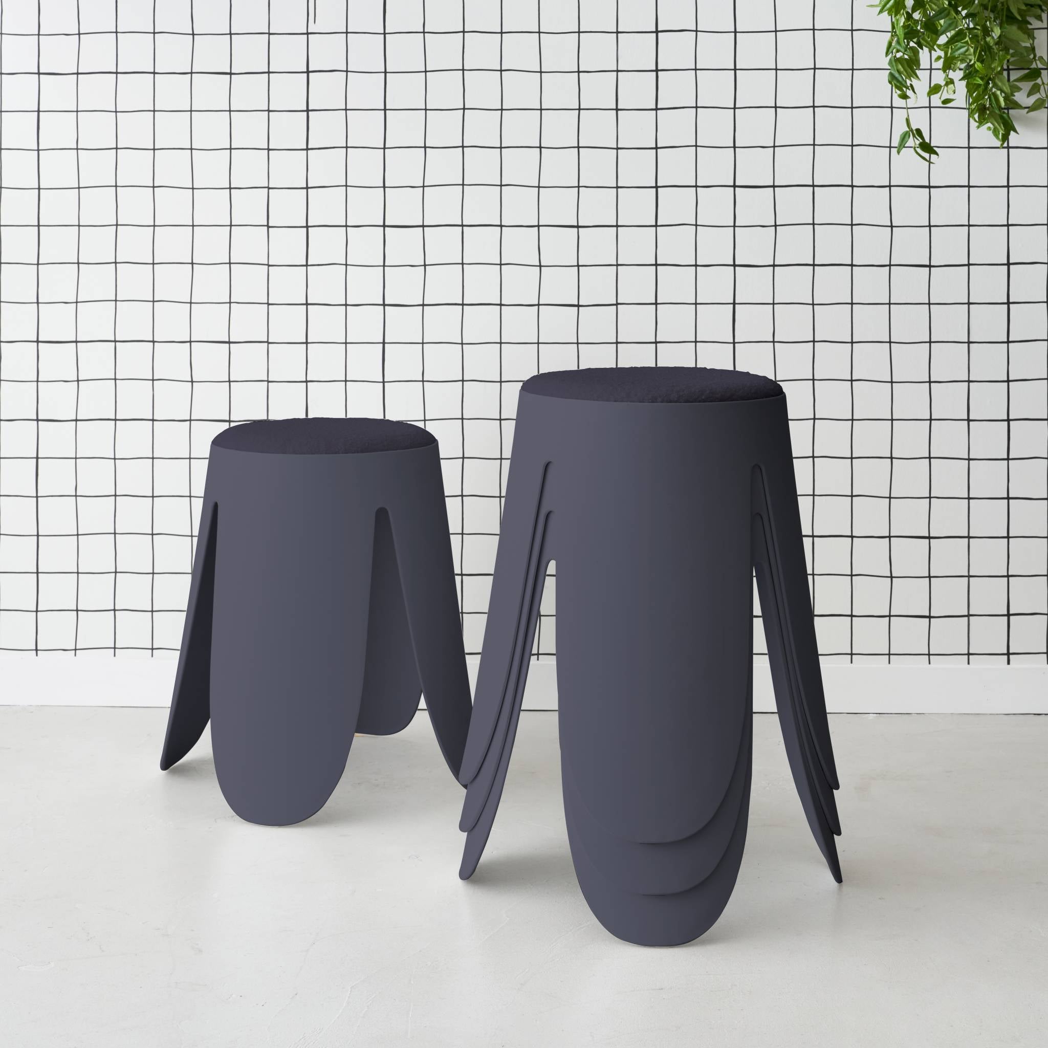 Set di 4 sgabelli impilabili in materiale bouclé, blu navy