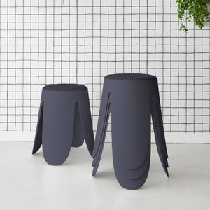 Set di 4 sgabelli impilabili in materiale bouclé, blu navy