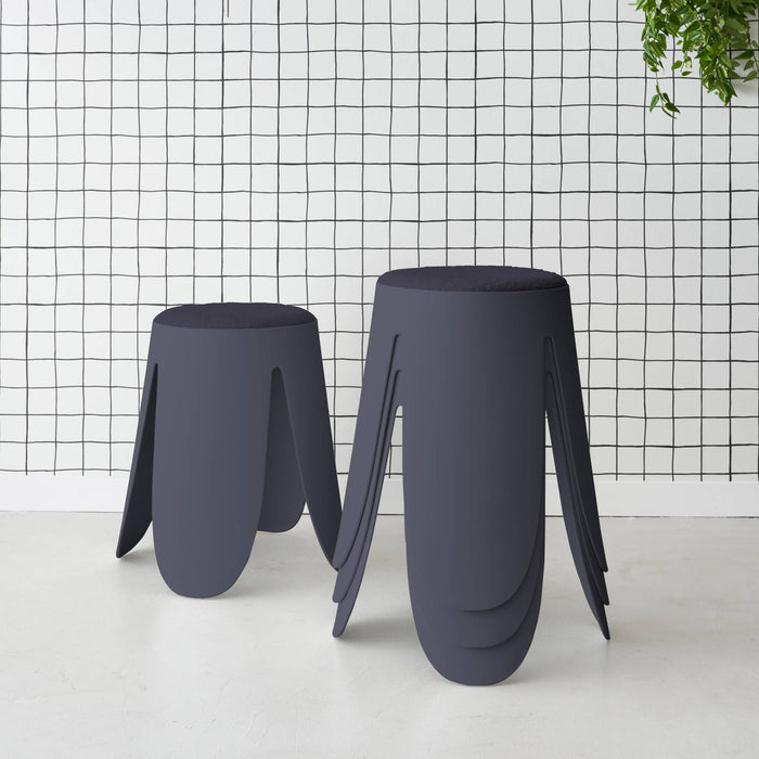 Set di 4 sgabelli impilabili in materiale bouclé, blu navy