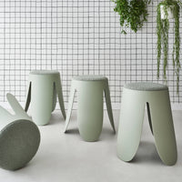 Set di 4 sgabelli impilabili in materiale bouclé, verde celadon