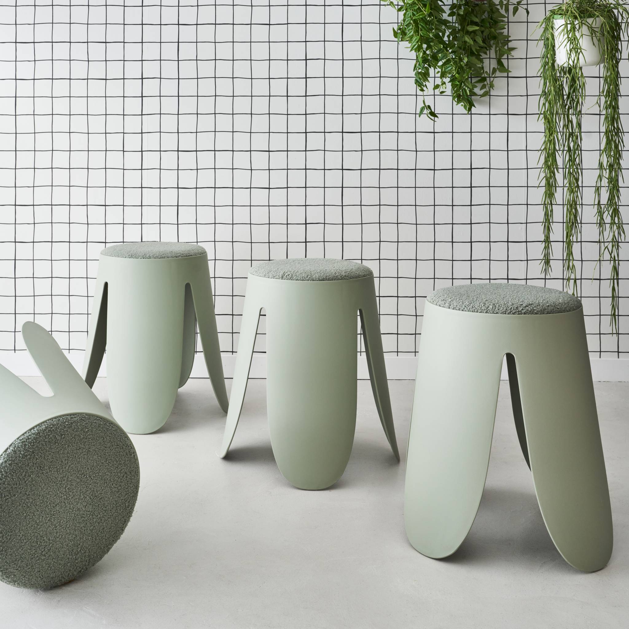 Set di 4 sgabelli impilabili in materiale bouclé, verde celadon