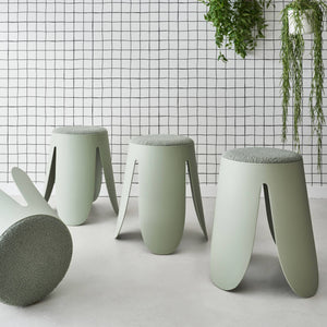 Set di 4 sgabelli impilabili in materiale bouclé, verde celadon