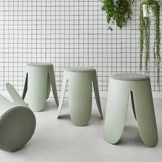 Set di 4 sgabelli impilabili in materiale bouclé, verde celadon