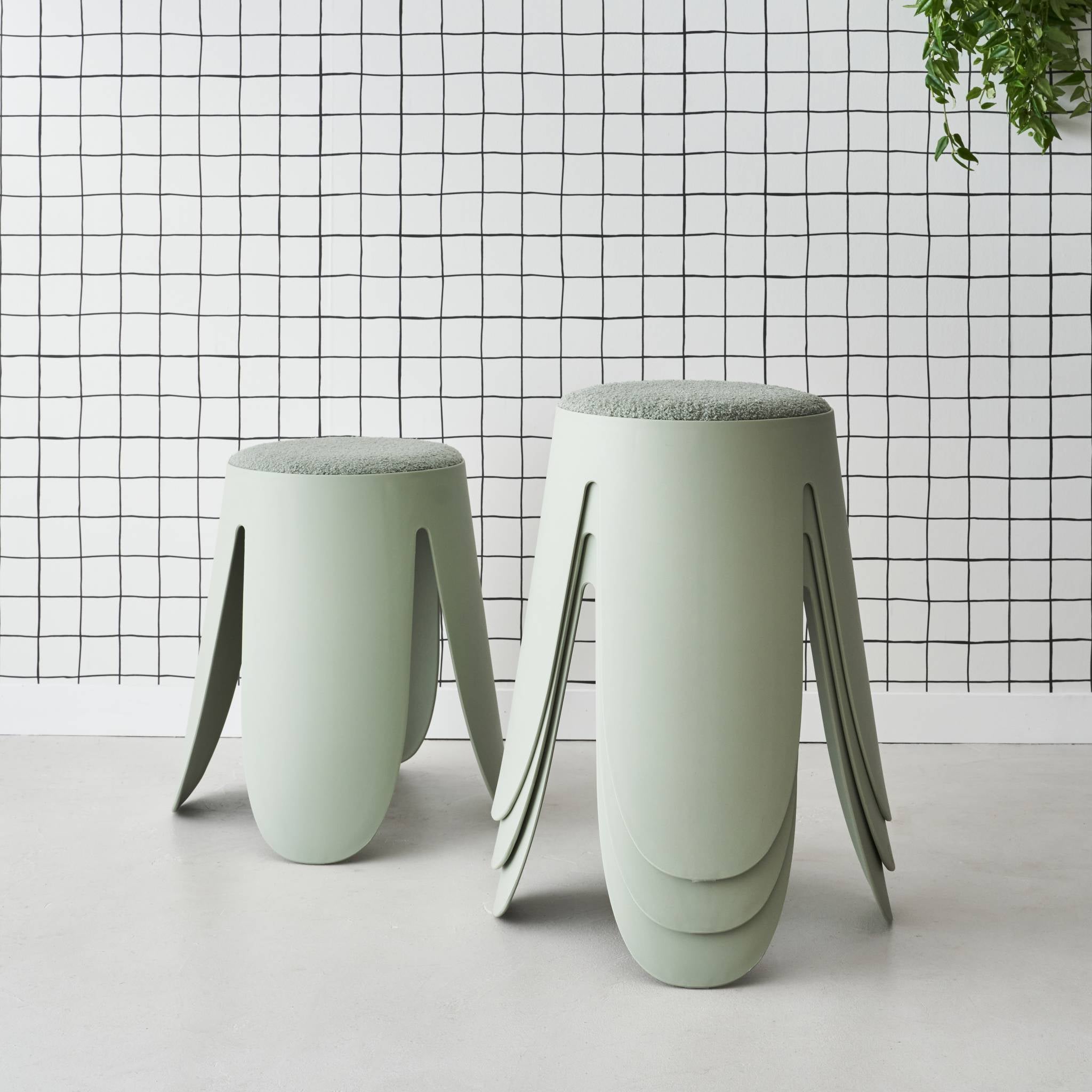 Set di 4 sgabelli impilabili in materiale bouclé, verde celadon