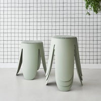 Set di 4 sgabelli impilabili in materiale bouclé, verde celadon