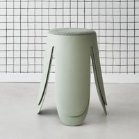 Set di 2 sgabelli impilabili in materiale bouclé, verde celadon