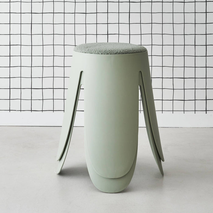 Set di 2 sgabelli impilabili in materiale bouclé, verde celadon
