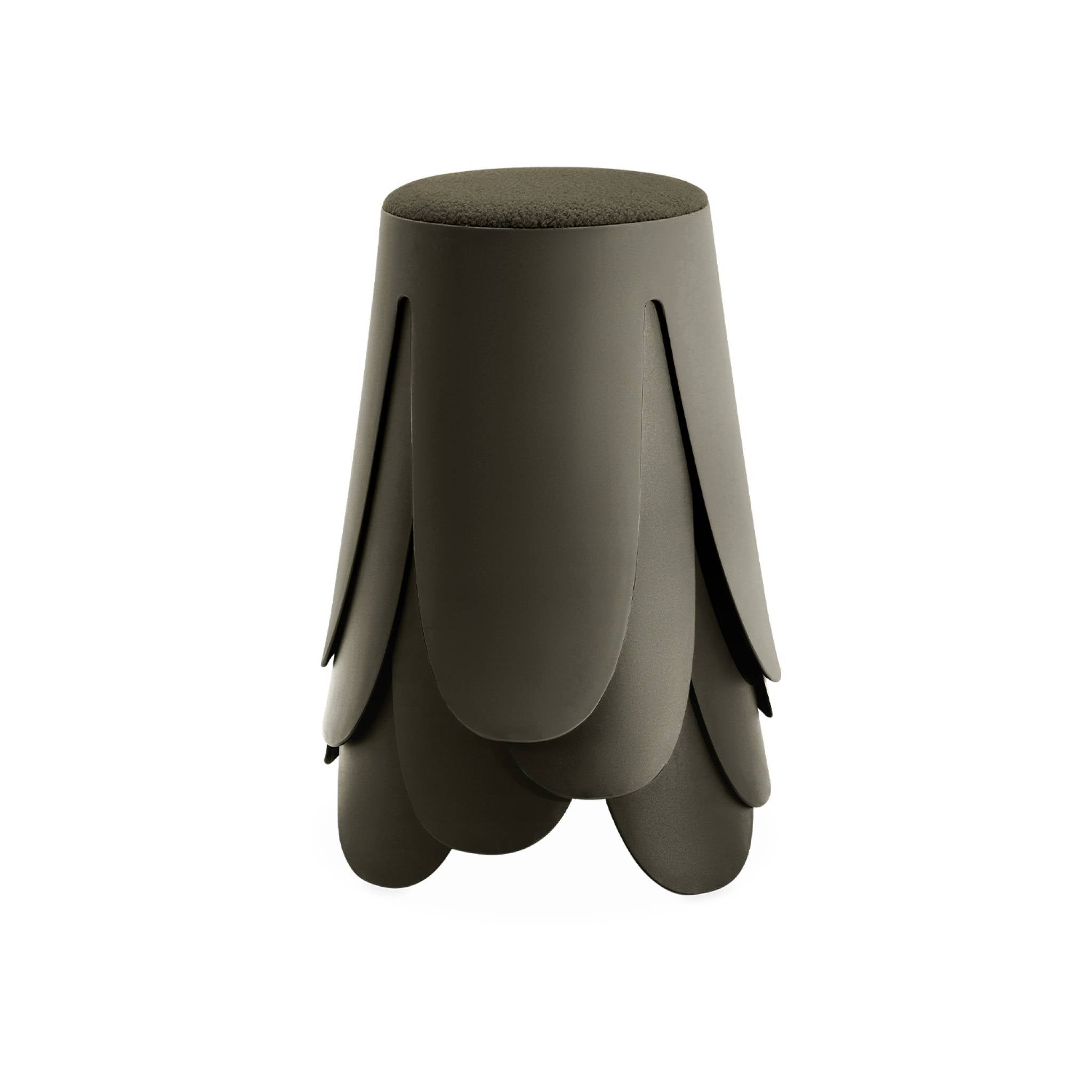 Set di 4 sgabelli impilabili in materiale bouclé, kaki